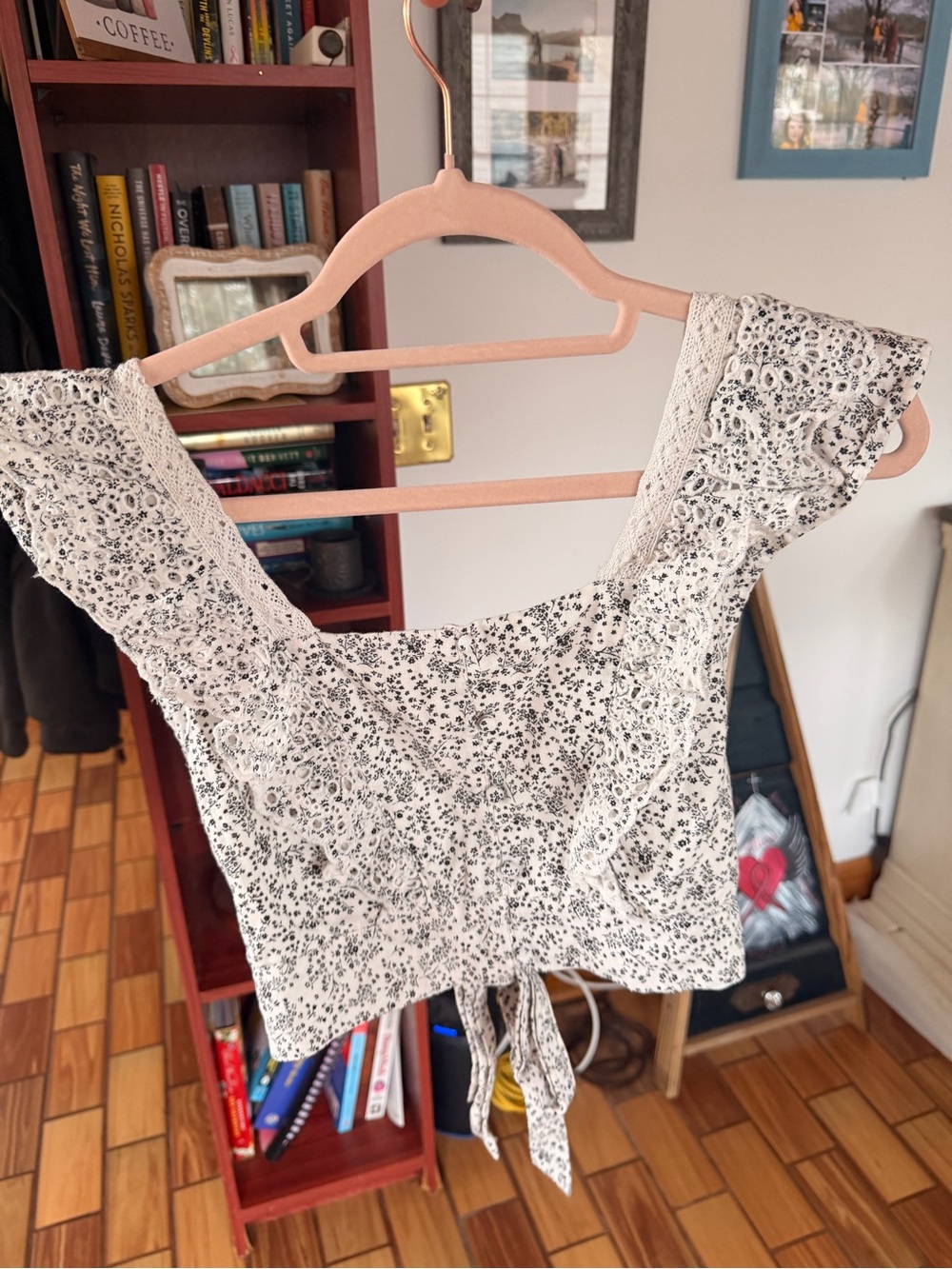 American Eagle Outfitters White Floral Lace-Trim Tie-Back Crop Top